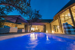Villa Kudu swimming-pool by night