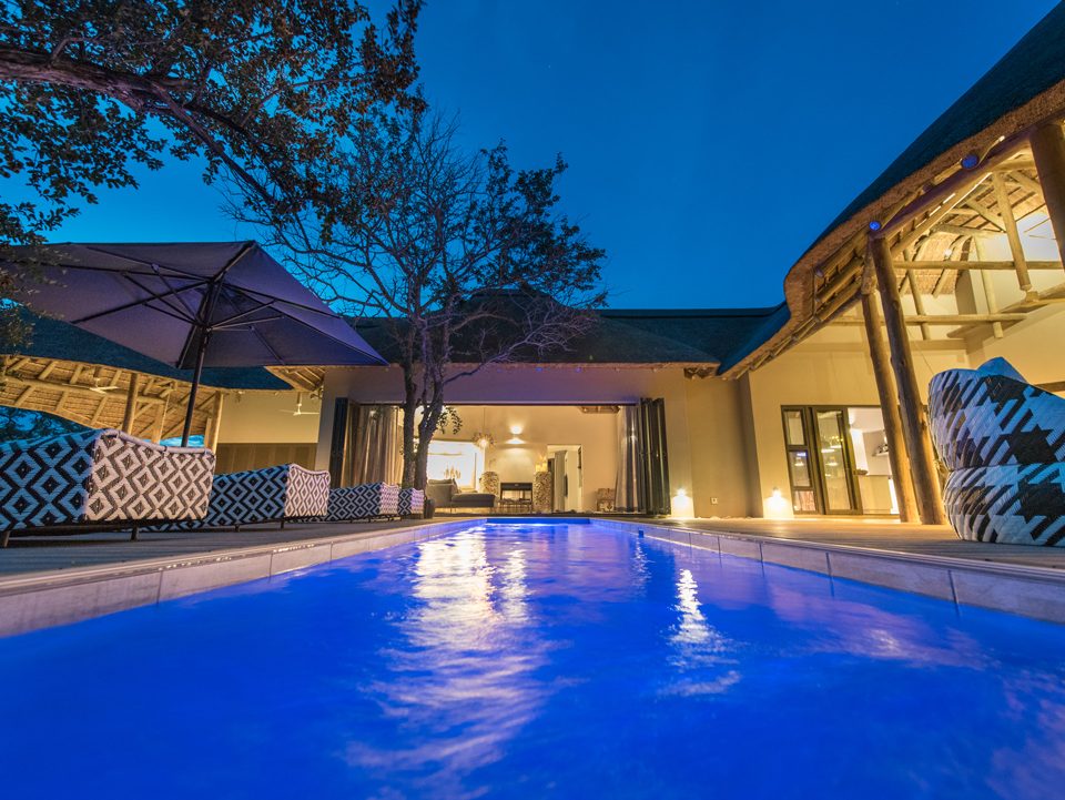 Villa Kudu swimming-pool by night